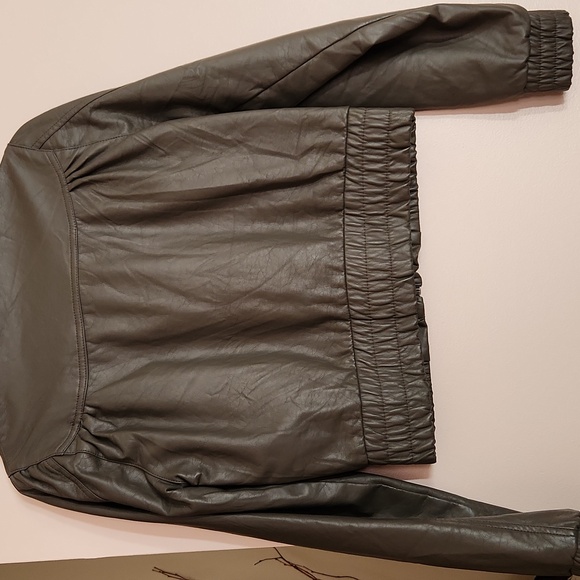 Large cropped jacket. - Picture 4 of 6